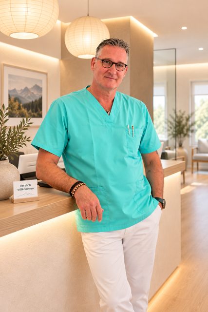 Dr. med. Christian Müller am Empfang der Praxis